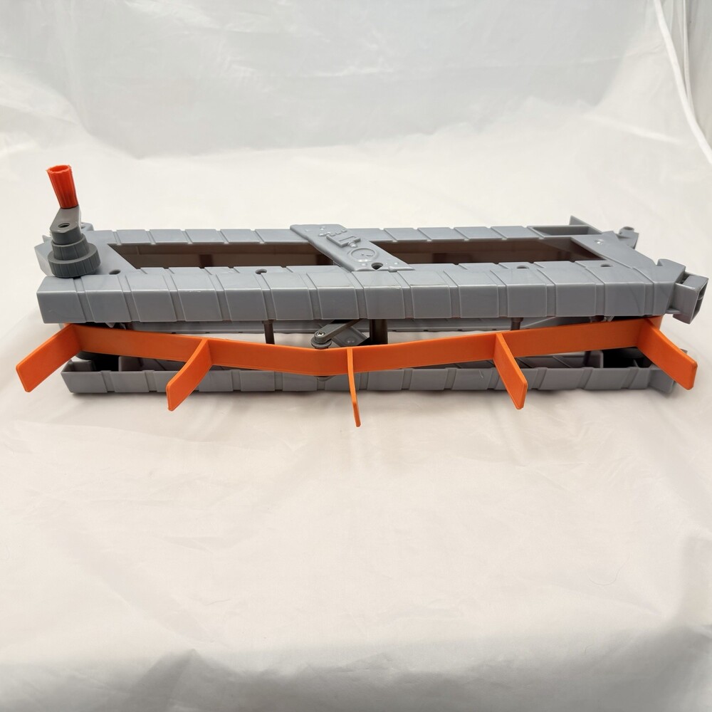 Hot Wheels Ultimate Gator Car Wash Elevator Crank Lift Track Replacement Part 67